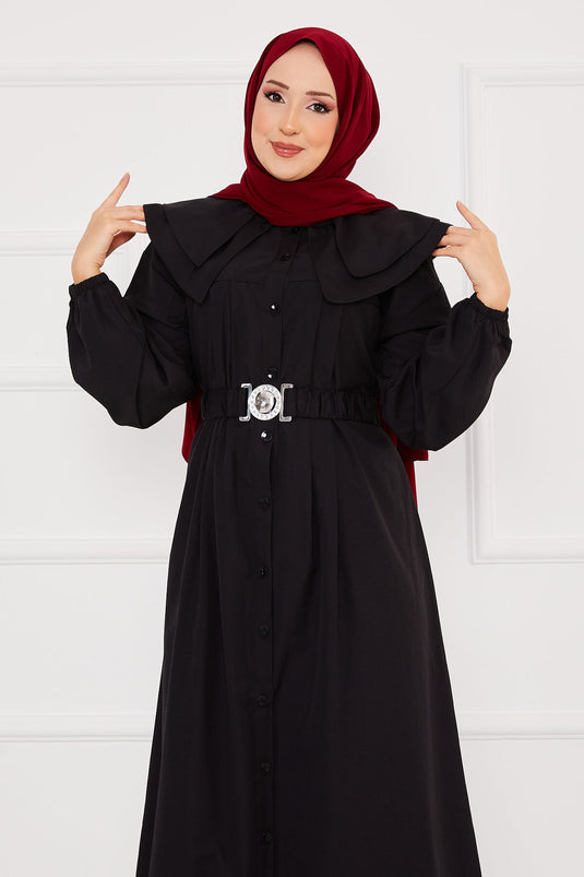 Robe longue boutonnée à col large et hijab noire