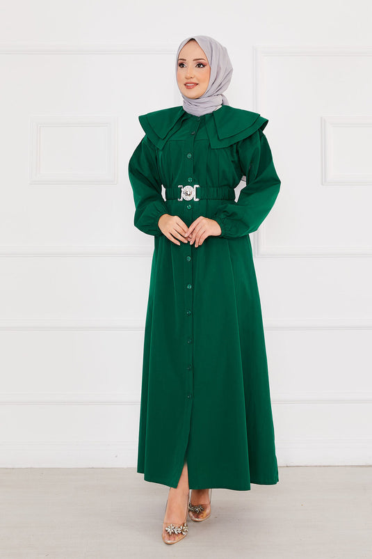 Robe longue boutonnée à col large et hijab couleur émeraude