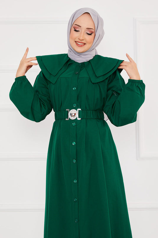 Robe longue boutonnée à col large et hijab couleur émeraude