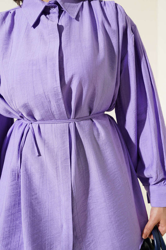 Chemise lilas à manches ballon avec boutons cachés et ceinture en corde