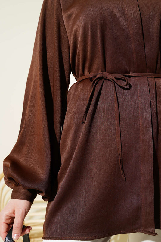 Camicia in satin con maniche a palloncino e bottoni nascosti, colore caffè