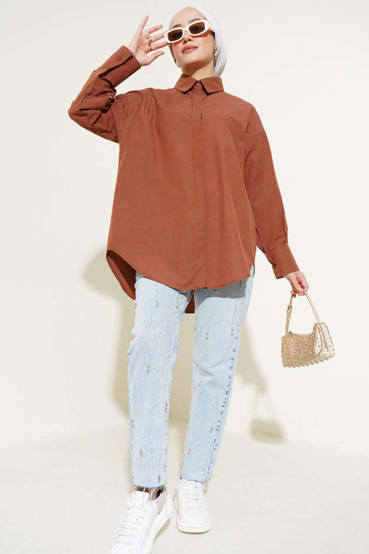 قميص أساسي بأزرار مخفية بني