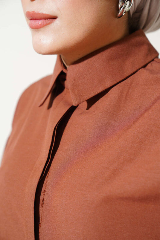 Camicia basic con bottoni nascosti marrone