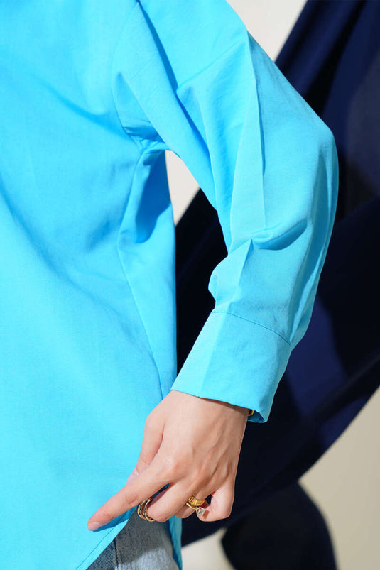 قميص أساسي بأزرار مخفية باللون الأزرق