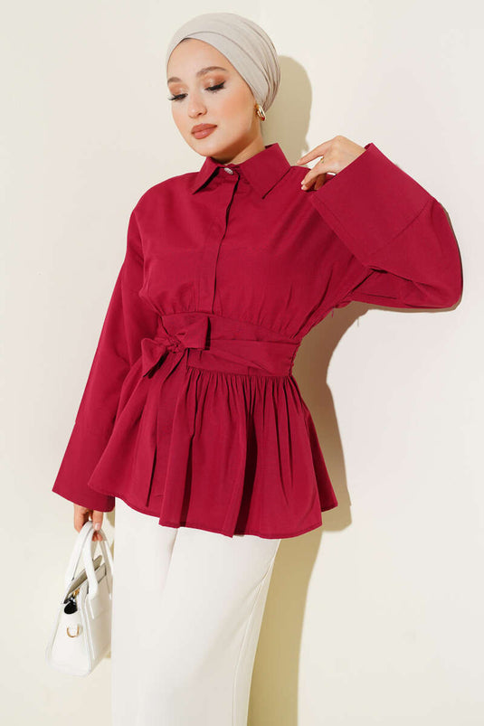 قميص بورجوندي بأزرار مخفية وحزام على الخصر
