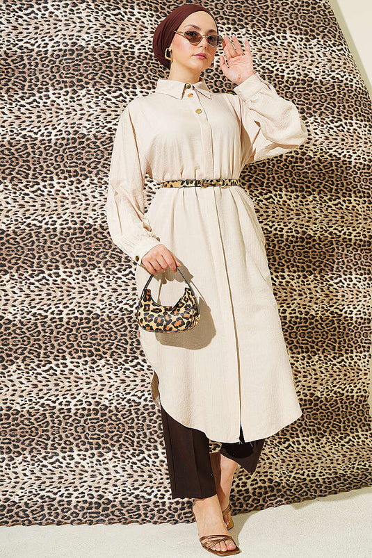 Chemise longue beige avec poches et boutons cachés