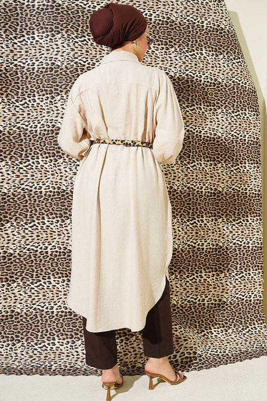 Chemise longue beige avec poches et boutons cachés