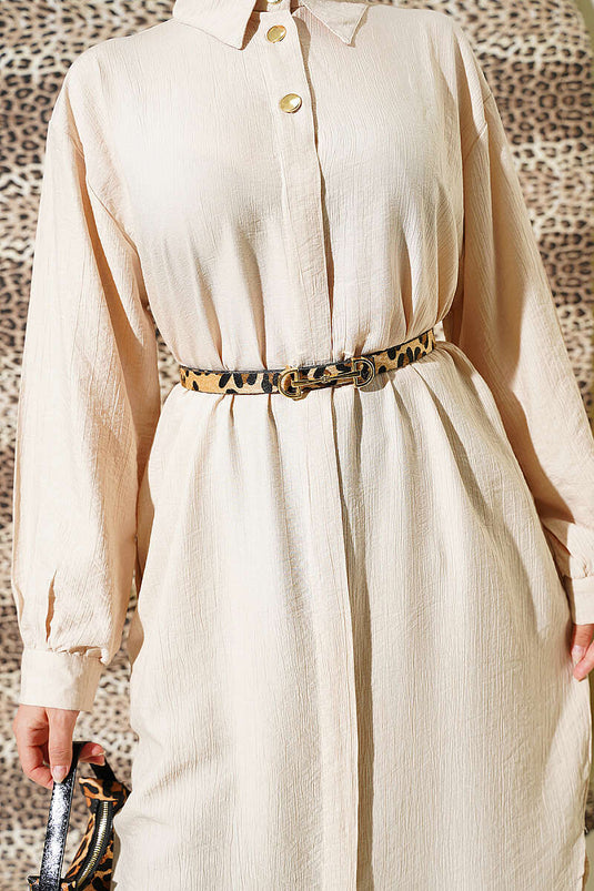 Chemise longue beige avec poches et boutons cachés