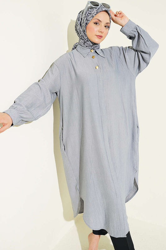 Chemise longue grise avec poches et boutons cachés