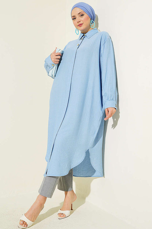Chemise longue bleue avec poches et boutons cachés