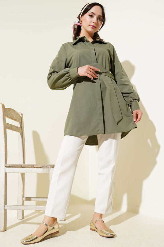 Chemise kaki à boutons cachés et ceinture intégrée