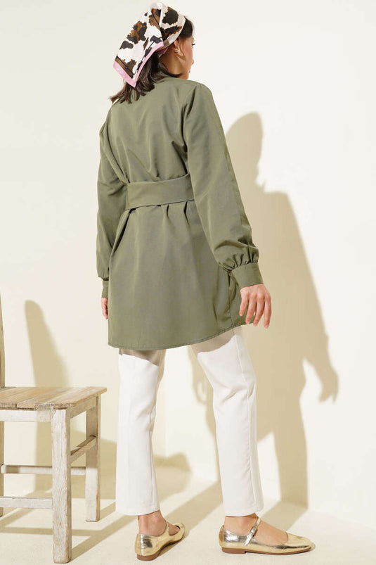 Chemise kaki à boutons cachés et ceinture intégrée