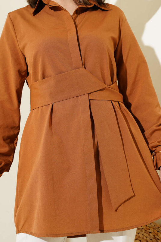 Chemise à ceinture et boutons cachés, couleur beige