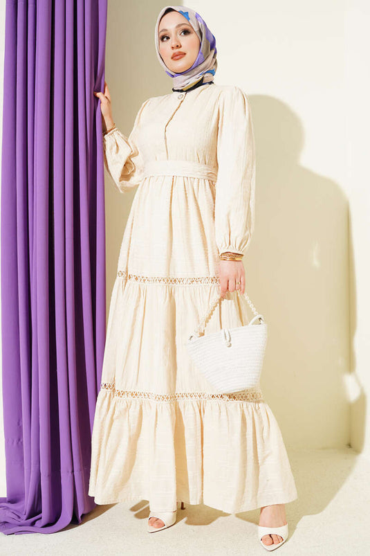 Abito con cintura e bottoni nascosti beige
