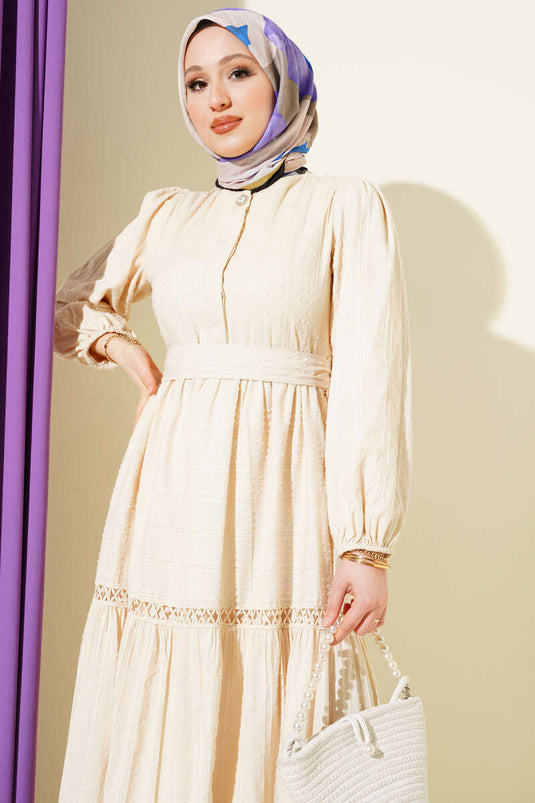 Abito con cintura e bottoni nascosti beige