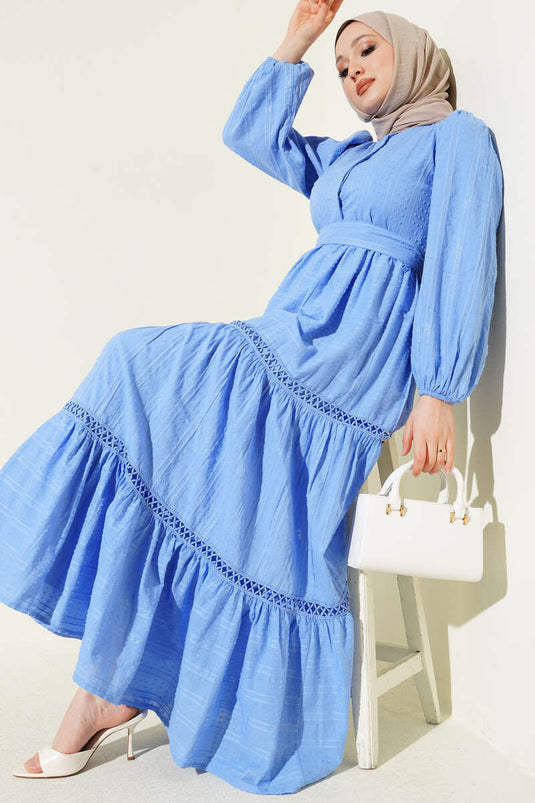 Abito con cintura e bottoni nascosti blu