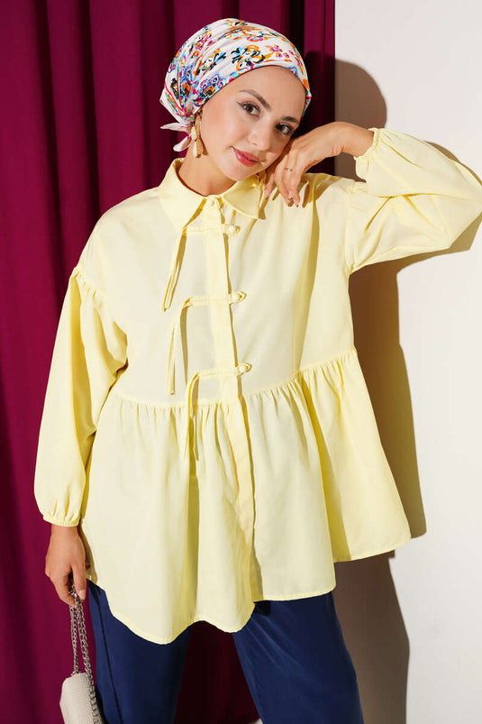 Chemise jaune à boutons cachés et boutons sur le dessus