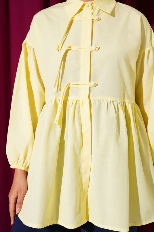 Chemise jaune à boutons cachés et boutons sur le dessus