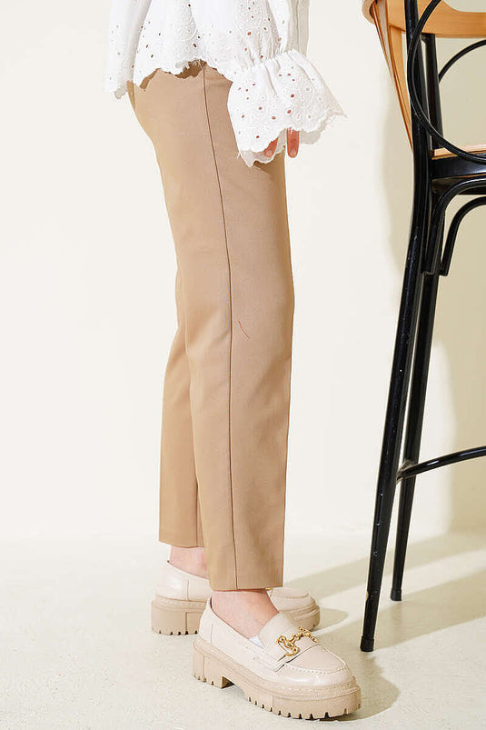 Pantalon fuselé à fermeture éclair cachée couleur vison
