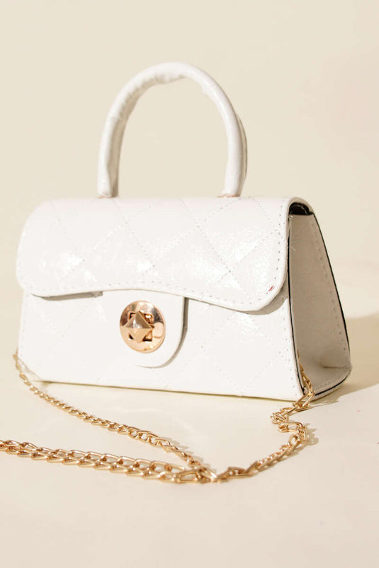 حقيبة صغيرة لامعة بسلسلة بيضاء