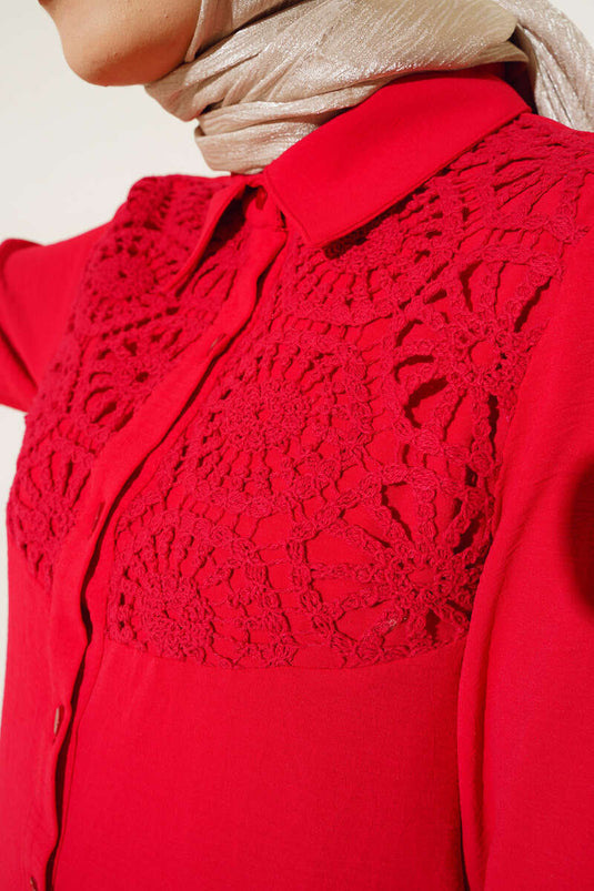 Costume double rouge avec laçage en dentelle sur la poitrine