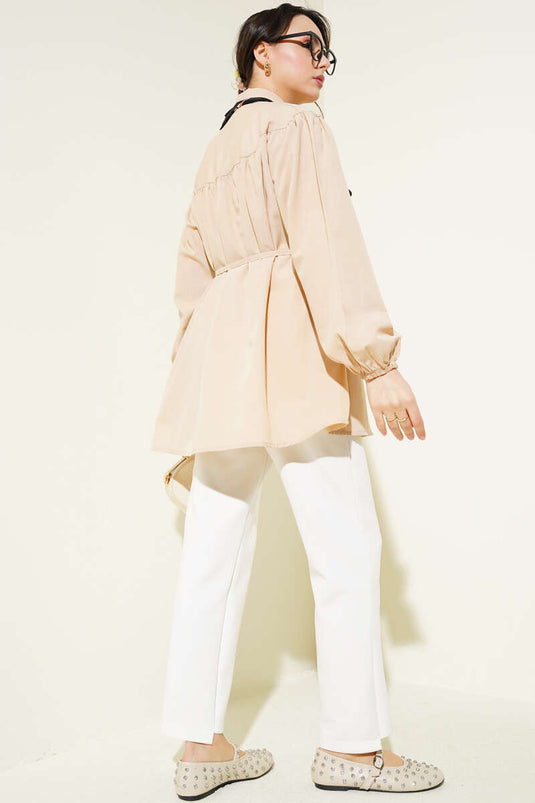 قميص بيج مطوي عند الصدر