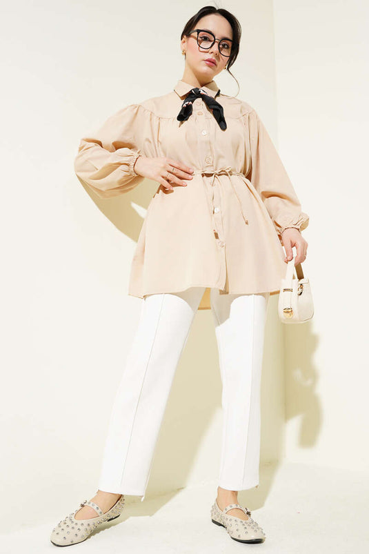 قميص بيج مطوي عند الصدر