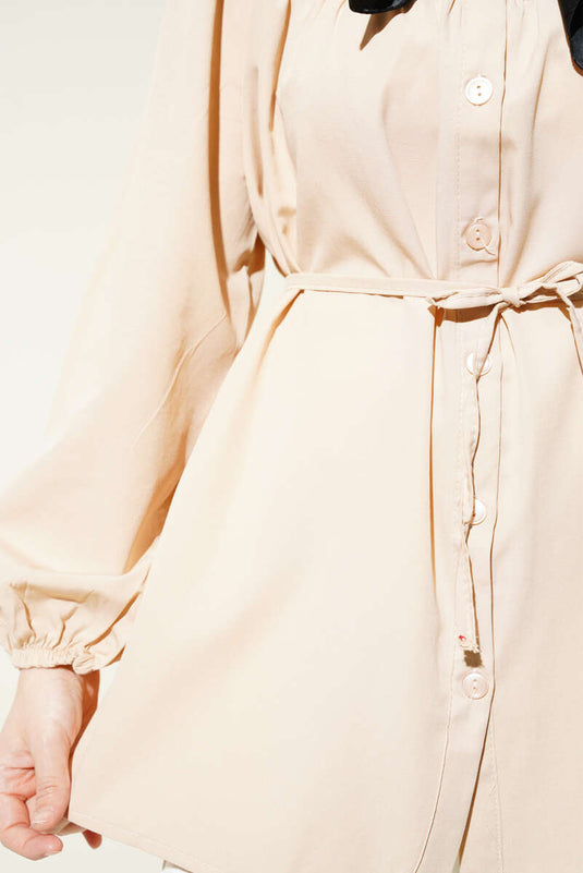 قميص بيج مطوي عند الصدر