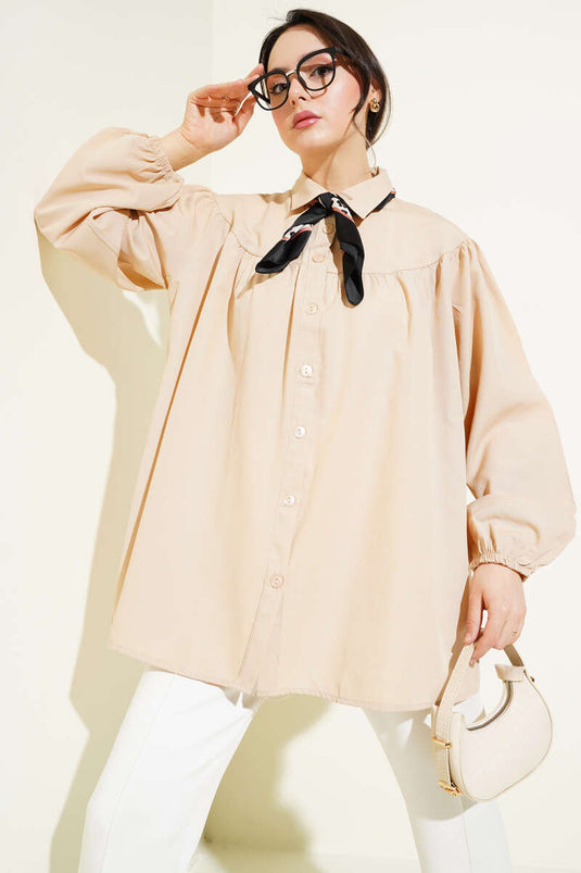 قميص بيج مطوي عند الصدر