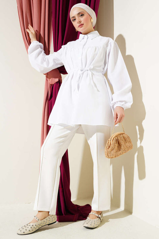 قميص أبيض مطوي عند الصدر