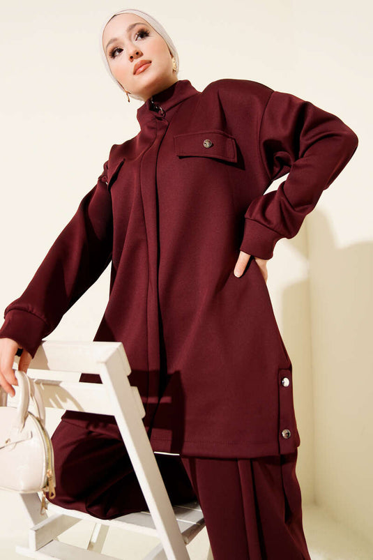 طقم غوص من قطعتين باللون العنابي مع جيب صدر بغطاء وسحاب