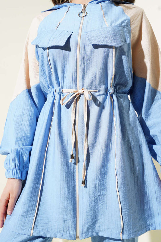 بدلة زرقاء مكونة من قطعتين مزينة بجيب على الصدر