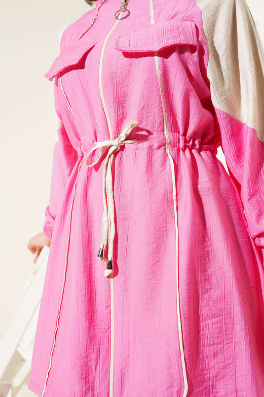 Costume deux pièces rose garni de rabats et de poches poitrine