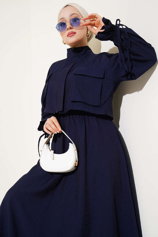 Zweiteiliger Anzug mit Reißverschluss und Rock in Brusttasche, Marineblau