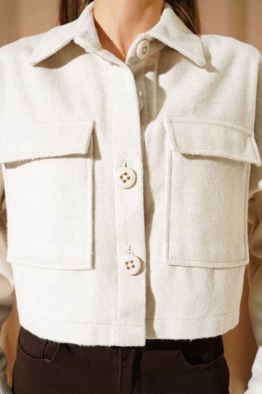 Chaqueta corta de cachemira con bolsillos en el pecho (color piedra)