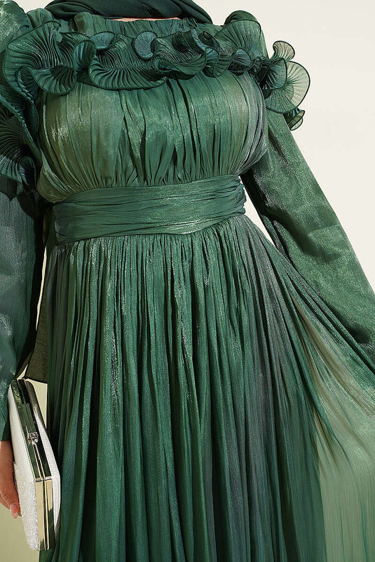 Robe de soirée verte à volants sur la poitrine