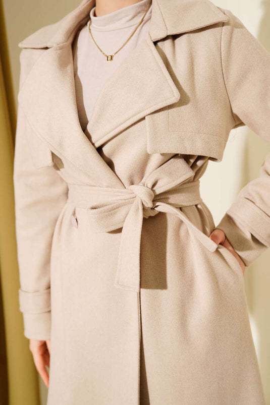 Manteau en cachemire beige avec détail buste