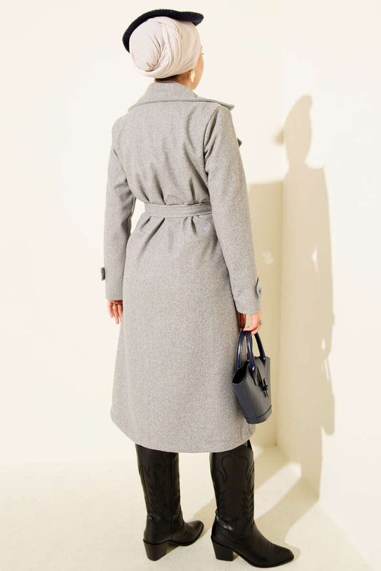 Manteau en cachemire gris avec détail au niveau de la poitrine