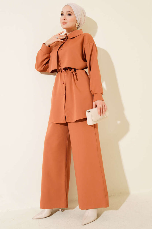 طقم من قطعتين مع صدرية وحزام، لون تيراكوتا