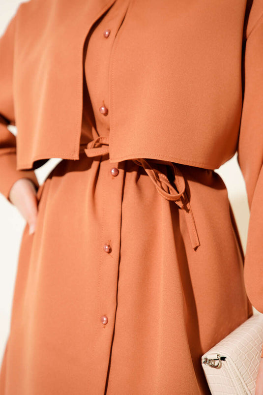 طقم من قطعتين مع صدرية وحزام، لون تيراكوتا