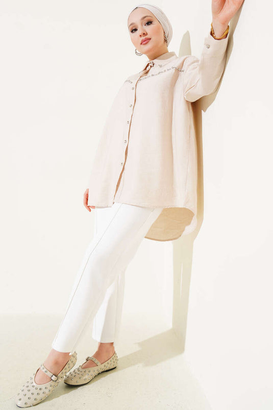 Chemise beige ornée de sequins sur la poitrine