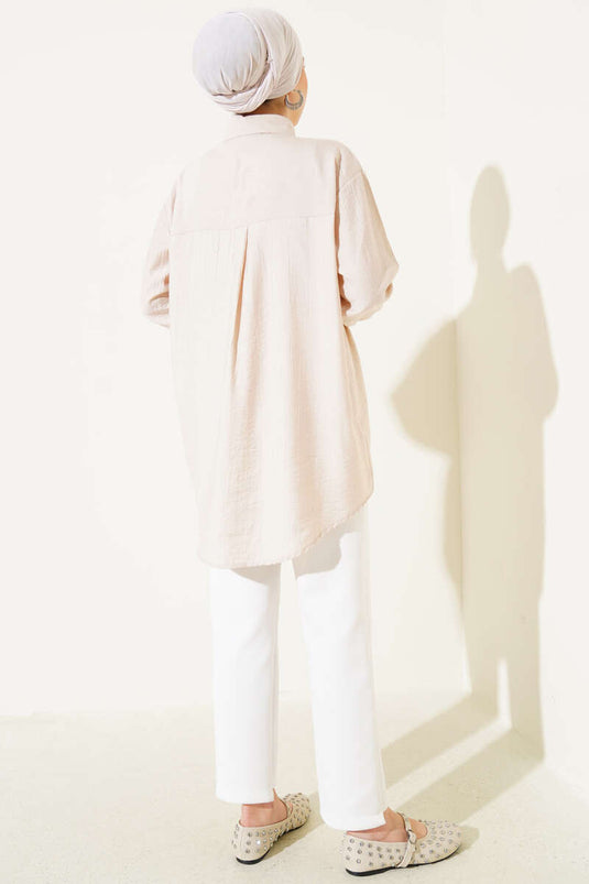 Chemise beige ornée de sequins sur la poitrine