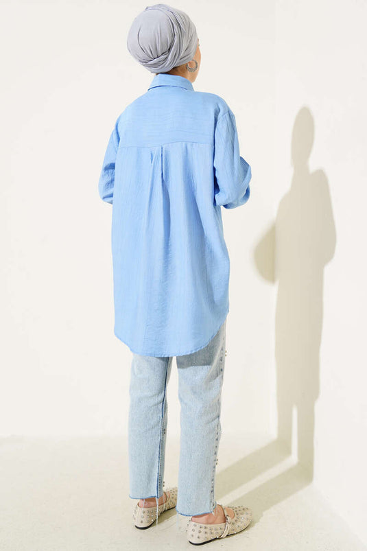 Chemise bleue doublée de pierres de poitrine