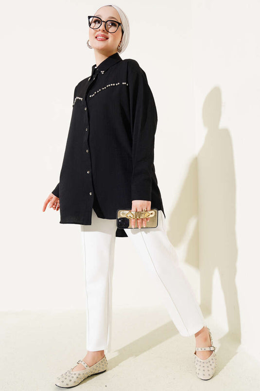 Chemise noire ornée de sequins sur la poitrine