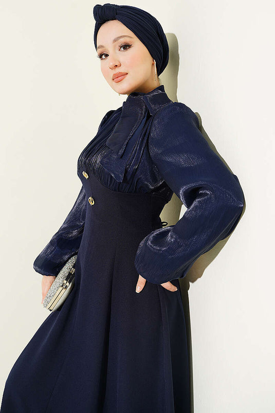 Robe de soirée bleu marine à manches ballon avec accessoires dorés