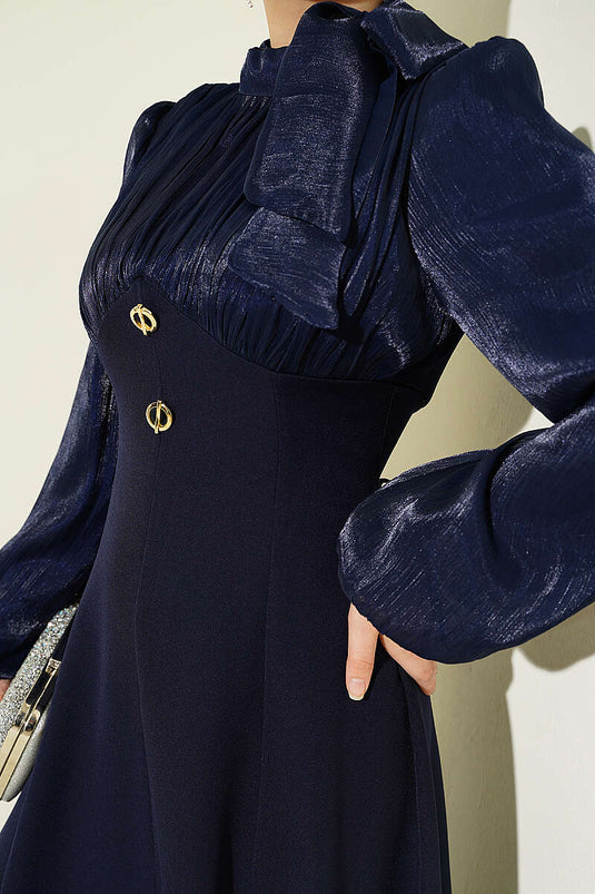 Robe de soirée bleu marine à manches ballon avec accessoires dorés