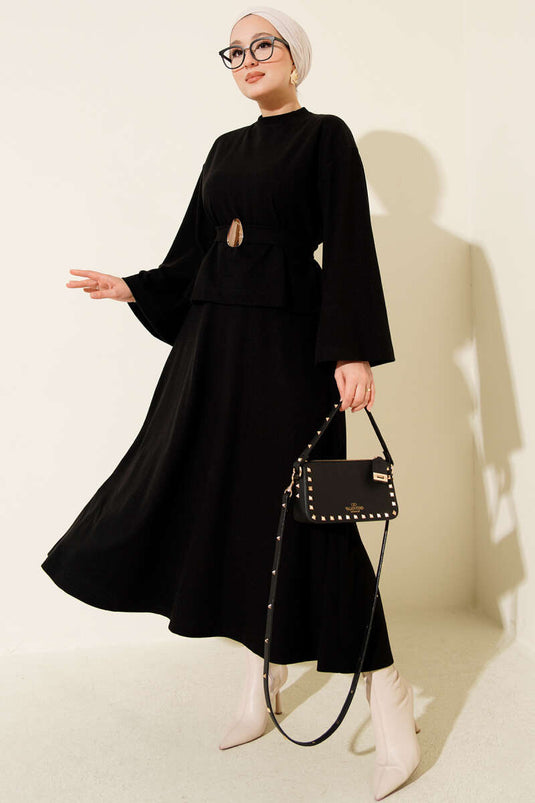 Ensemble deux pièces noir avec jupe en velours côtelé et accessoires dorés