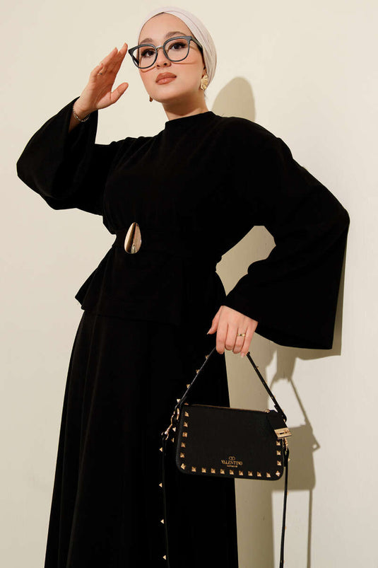 Ensemble deux pièces noir avec jupe en velours côtelé et accessoires dorés