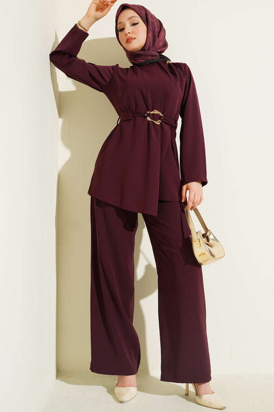 Ensemble double bordeaux avec ceinture ornée d'accessoires dorés