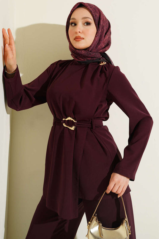 Ensemble double bordeaux avec ceinture ornée d'accessoires dorés